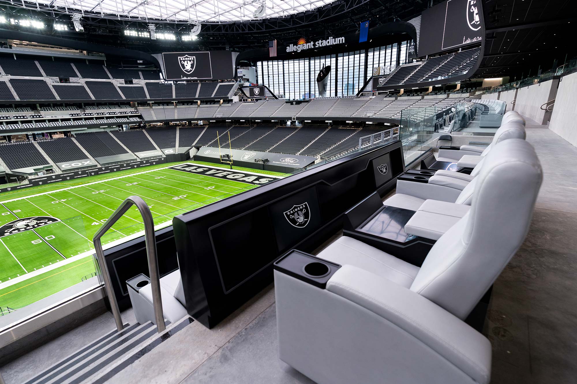 Hernández: Raiders open new stadium in Vegas minus fans, much to